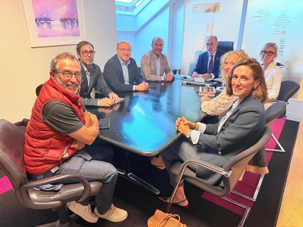 Jesús Vázquez Almuíña, con responsables do Clúster de Turismo de Galicia e do sector turístico provincial